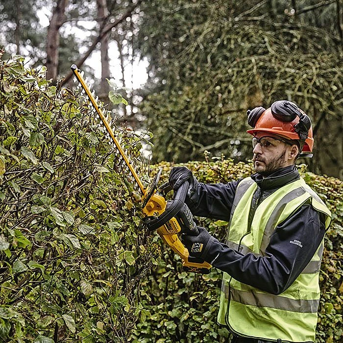 DeWalt DCMHT563P1 18V XR Cordless 55cm Hedge Trimmer 25mm Gap & 5.0Ah Battery 3 DeWalt DCMHT563P1 18V XR Cordless 55cm Hedge Trimmer 25mm Gap & 5.0Ah Battery - Image 3