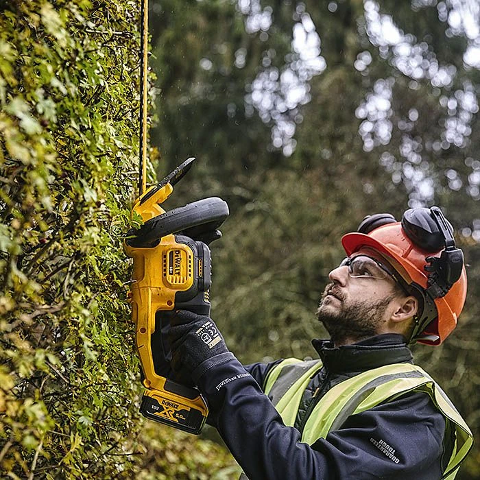 DeWalt DCMHT563P1 18V XR Cordless 55cm Hedge Trimmer 25mm Gap & 5.0Ah Battery 5 DeWalt DCMHT563P1 18V XR Cordless 55cm Hedge Trimmer 25mm Gap & 5.0Ah Battery - Image 5