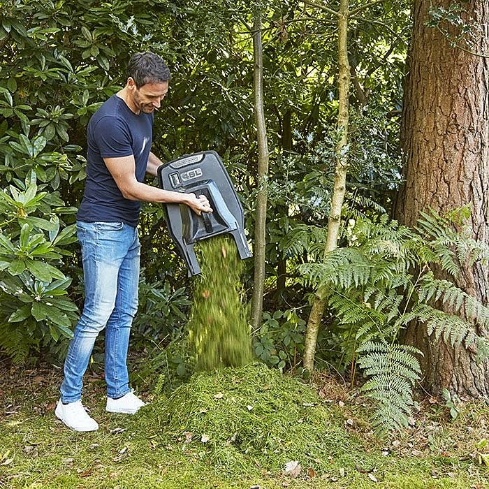 Black & Decker BEMW471BH 38cm 1600W Lawn Mower With Bike Handle Electric Lawnmower 5 Black & Decker BEMW471BH 38cm 1600W Lawn Mower With Bike Handle Electric Lawnmower - Image 5